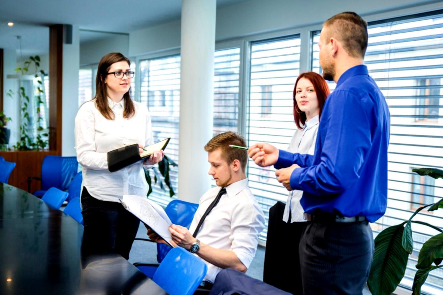 Session de formation en salle avec participants travaillant sur des études de cas